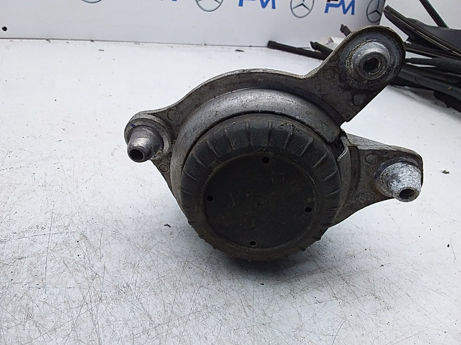 MERCEDES BENZ  C-CLASS  W205  ENGINE MOUNT RIGHT OS A2052406717 FMR359