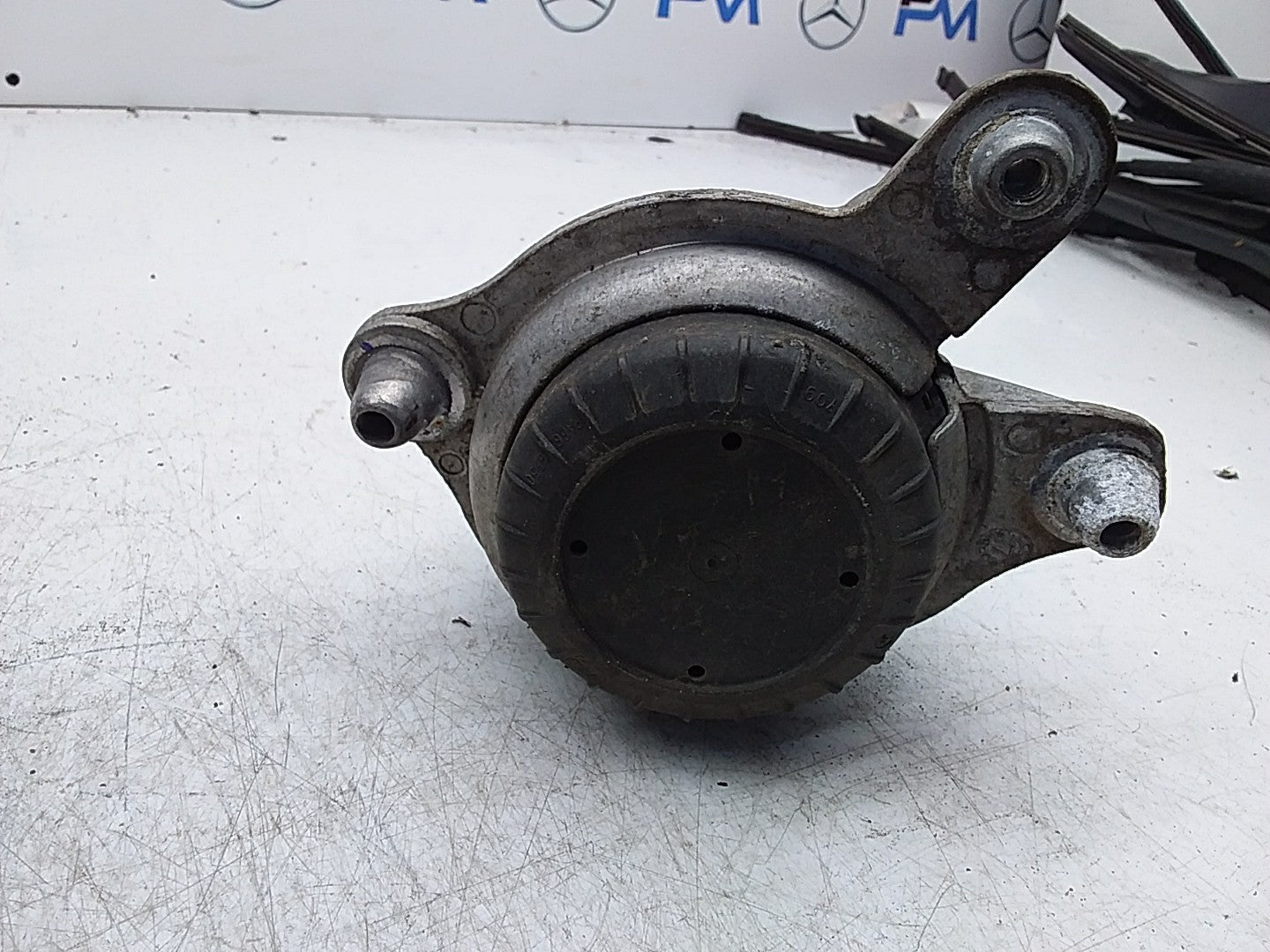 MERCEDES BENZ  C-CLASS  W205  ENGINE MOUNT RIGHT OS A2052406717 FMR359