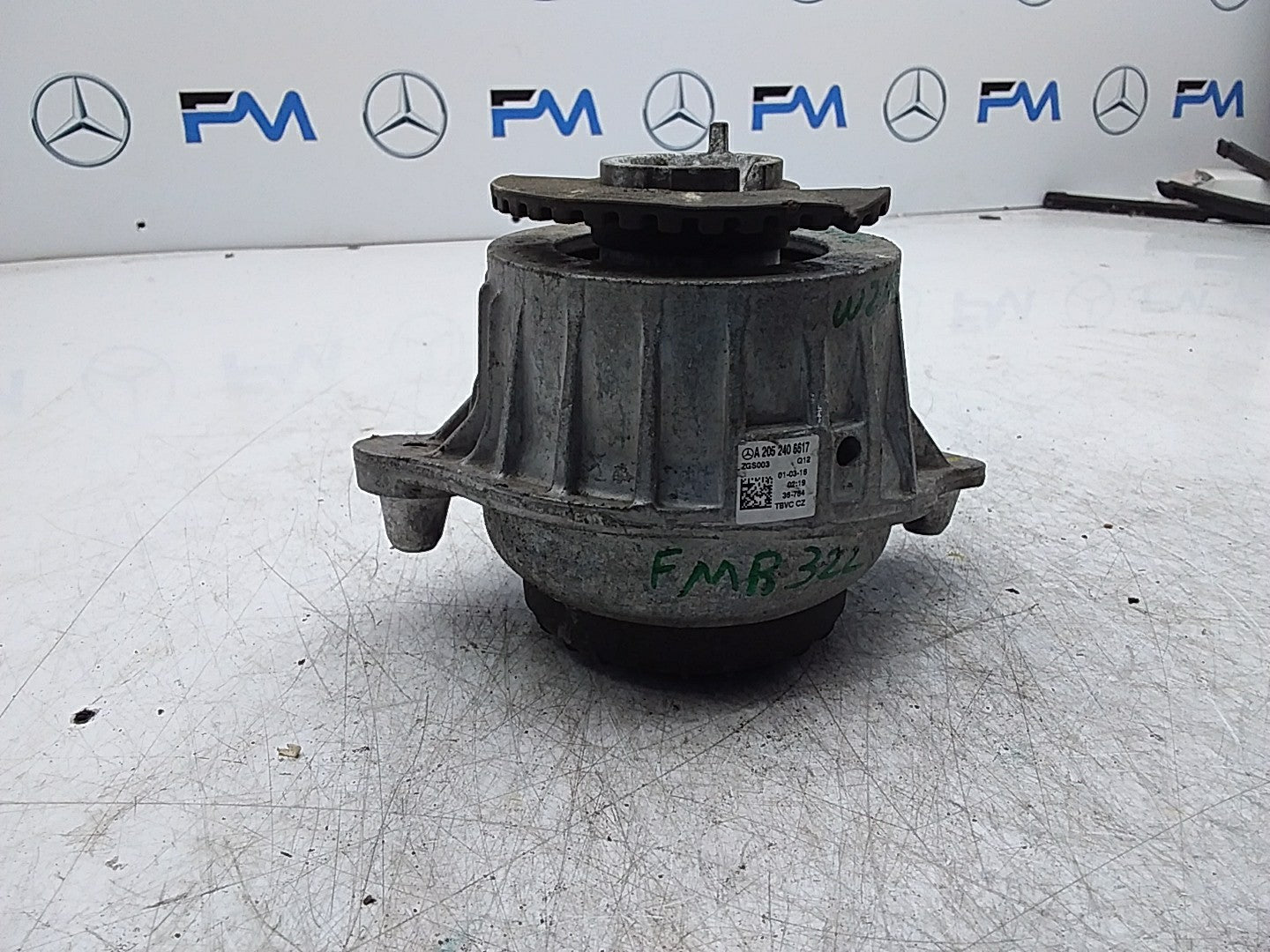 MERCEDES BENZ  C-CLASS W205  ENGINE MOUNT LEFT NS A2052406617 FMR322