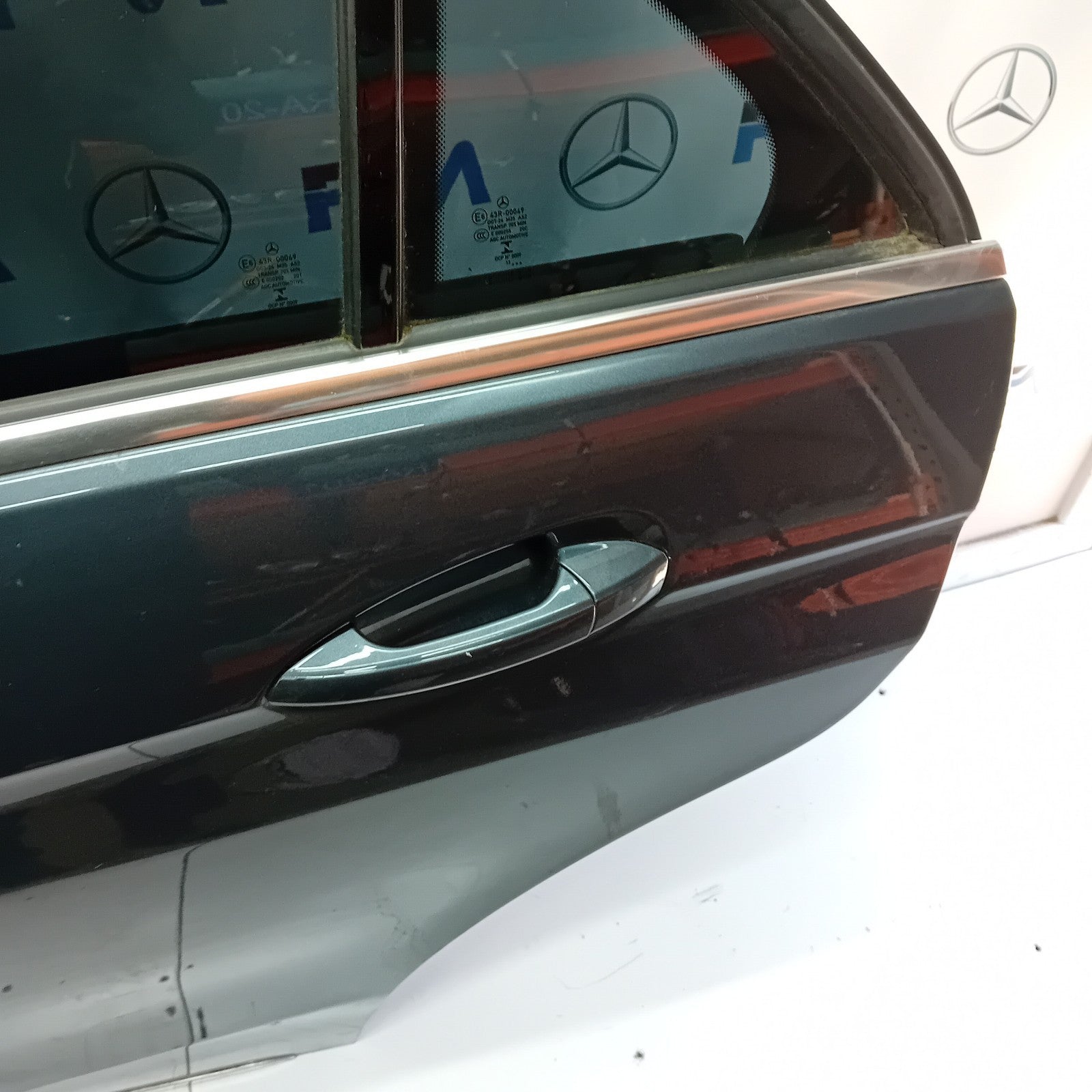 MERCEDES BENZ E-CLASS  W212 PASSENGER SIDE REAR DOOR ( NEAR SIDE REAR ) FM06