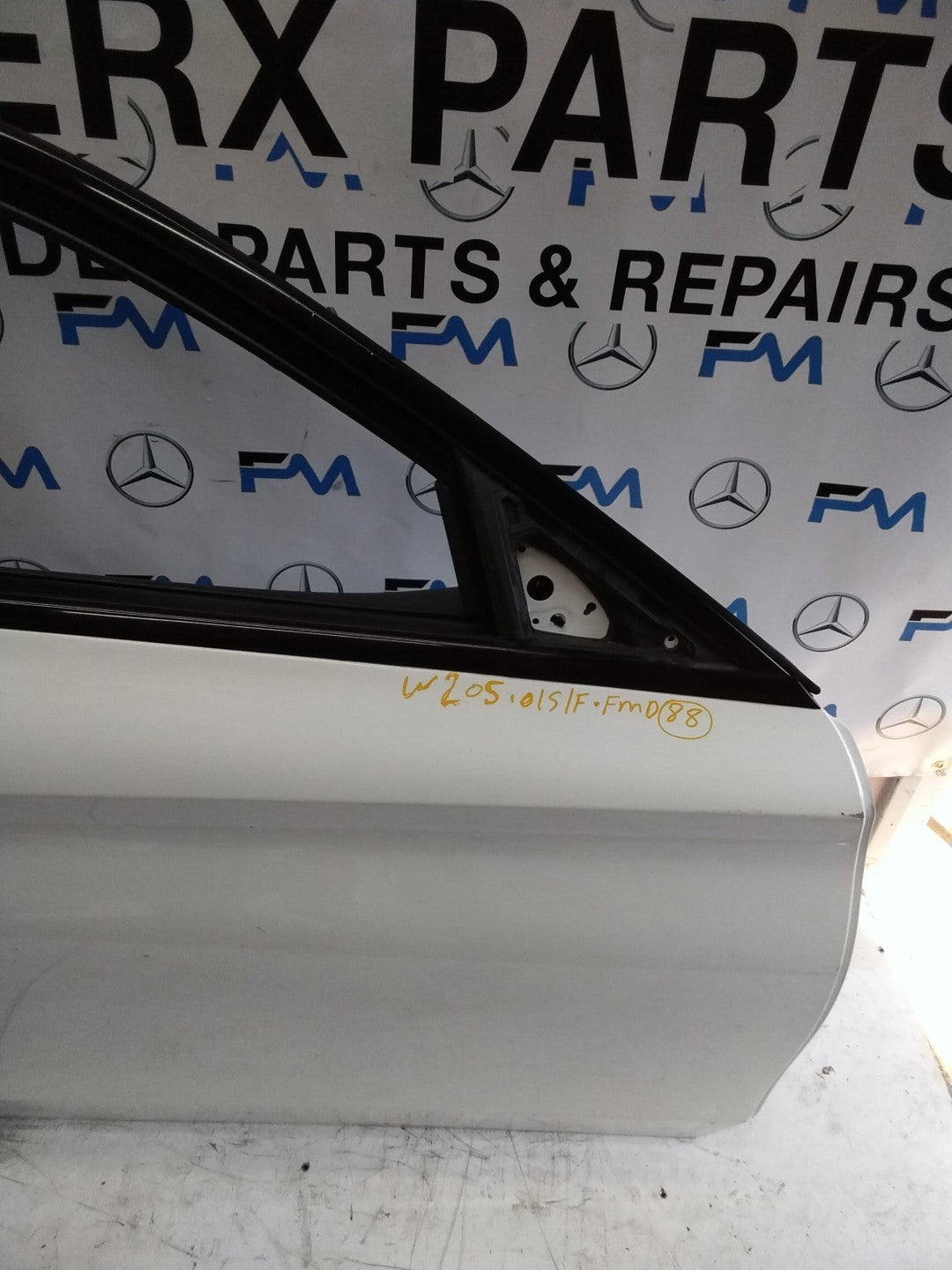 MERCEDES BENZ C-CLASS W205 DRIVER SIDE FRONT DOOR O/S/F COMPLETE WHITE  FMD88