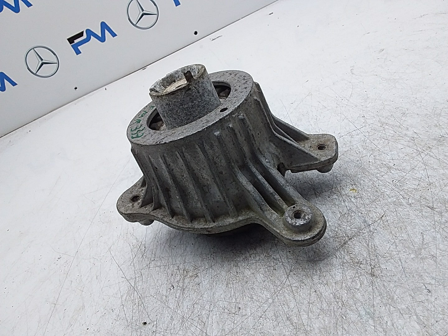 MERCEDES BENZ  C-CLASS W205  ENGINE MOUNT RIGHT OS A2052406717 FMR333