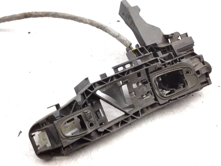 MERCEDES MERCEDES C-CLASS W205 FRONT RIGHT DOOR HANDLE BRACKET A0997604600 FMR40