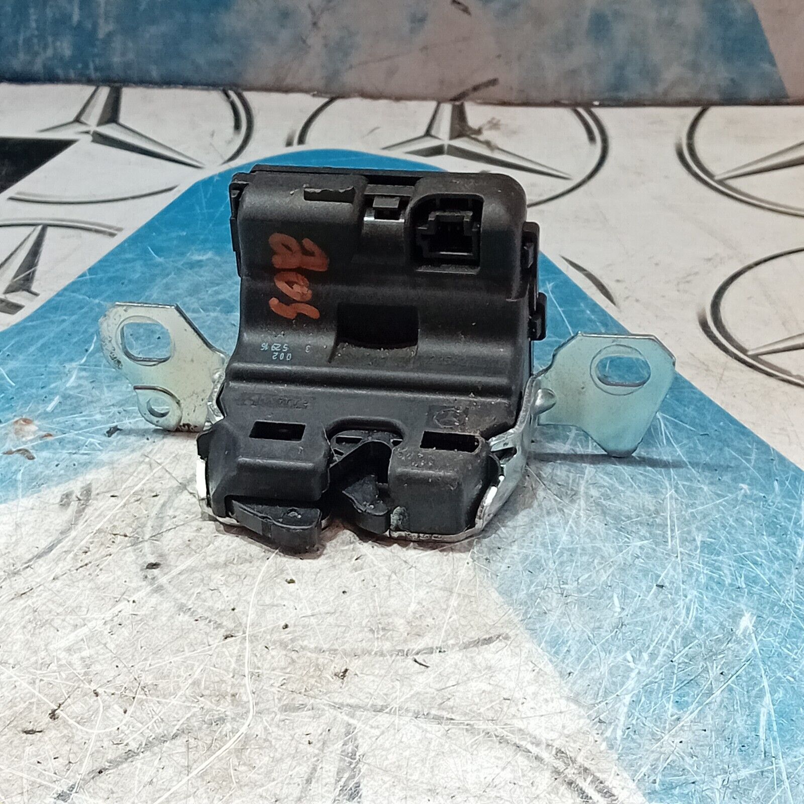 GENUINE MERCEDES BENZ C-CLASS W205 REAR SEAT LOCK / LATCH A2059200176