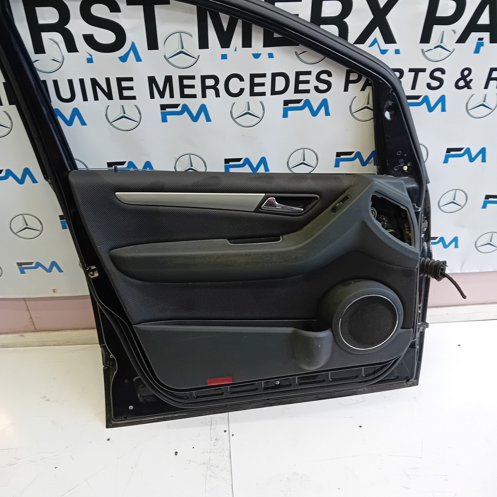 MERCEDES BENZ B-CLASS W245 PASSENGER SIDE FRONT DOOR ( NEAR SIDE FRONT ) FM012