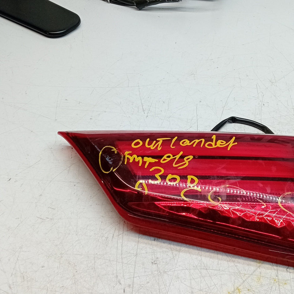 MITSUBISHI OUTLANDER MK3 DRIVER SIDE RIGHT REAR INNER TAIL LIGHT 2013 FMT300