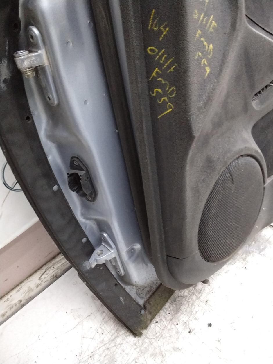 MERCEDES M-CLASS W164  DRIVER FRONT DOOR OSF  2005-2011 SILVER  FMD559