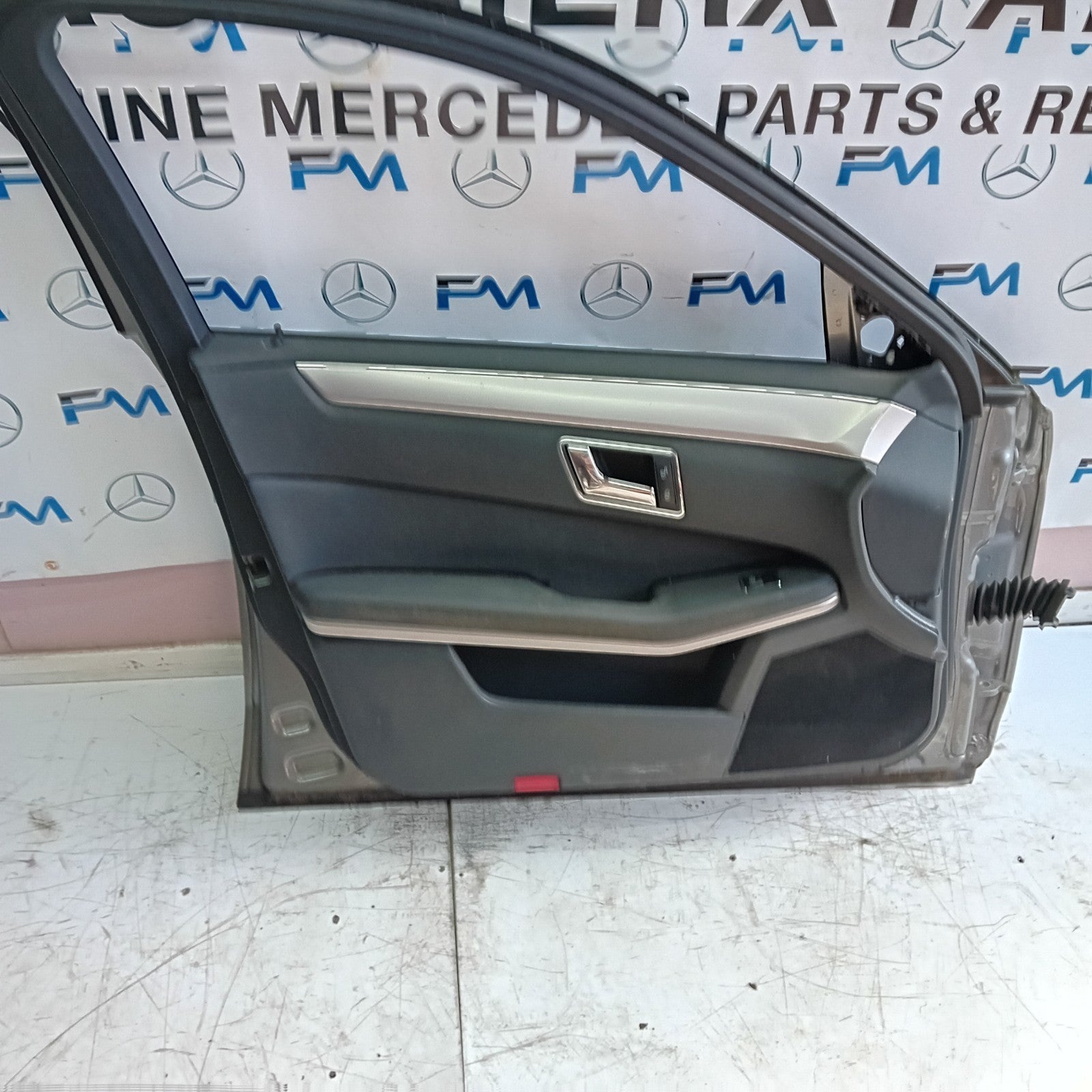 MERCEDES BENZ  E-CLASS W212 PASSENGE SIDE FRONT DOOR N/S/F COMPLETE GREY FMD113