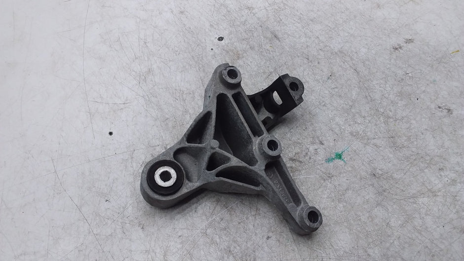 MERCEDES BENZ A-CLS W176 ENGINE MOUNTING BRACKET A2462401809 FMR449