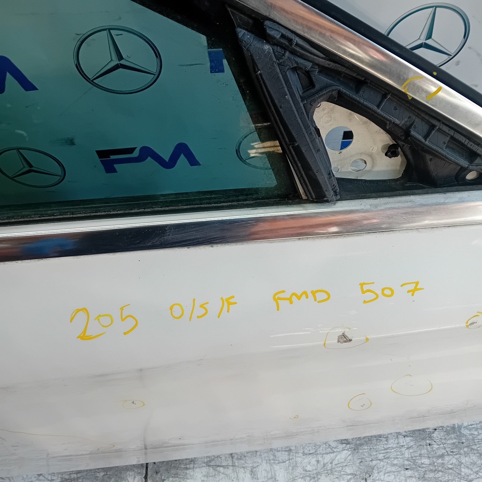 MERCEDES BENZ C-CLASS W205 DRIVER FRONT DOOR OSF 2014 WHITE  FMD507