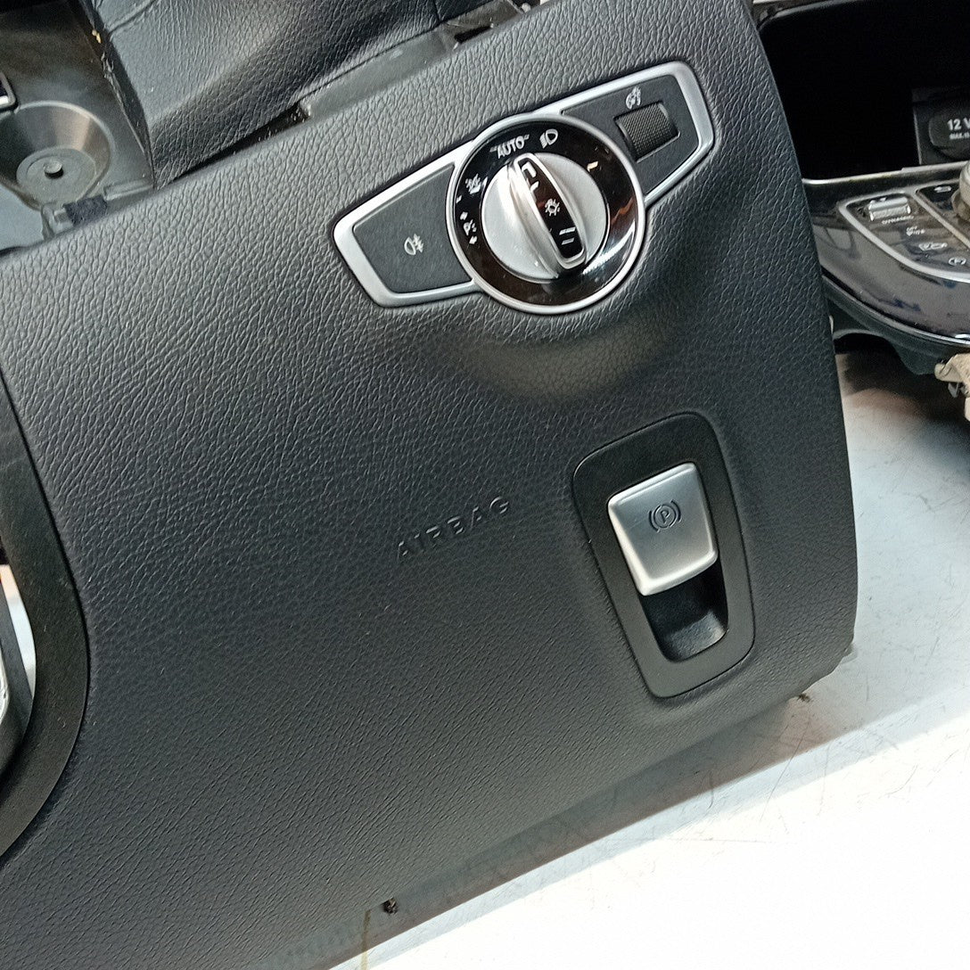 MERCEDES E-CLASS W213 DASHBOARD ASSEMBLY BLACK 2016 ON + 2 AIR VENT FM001300