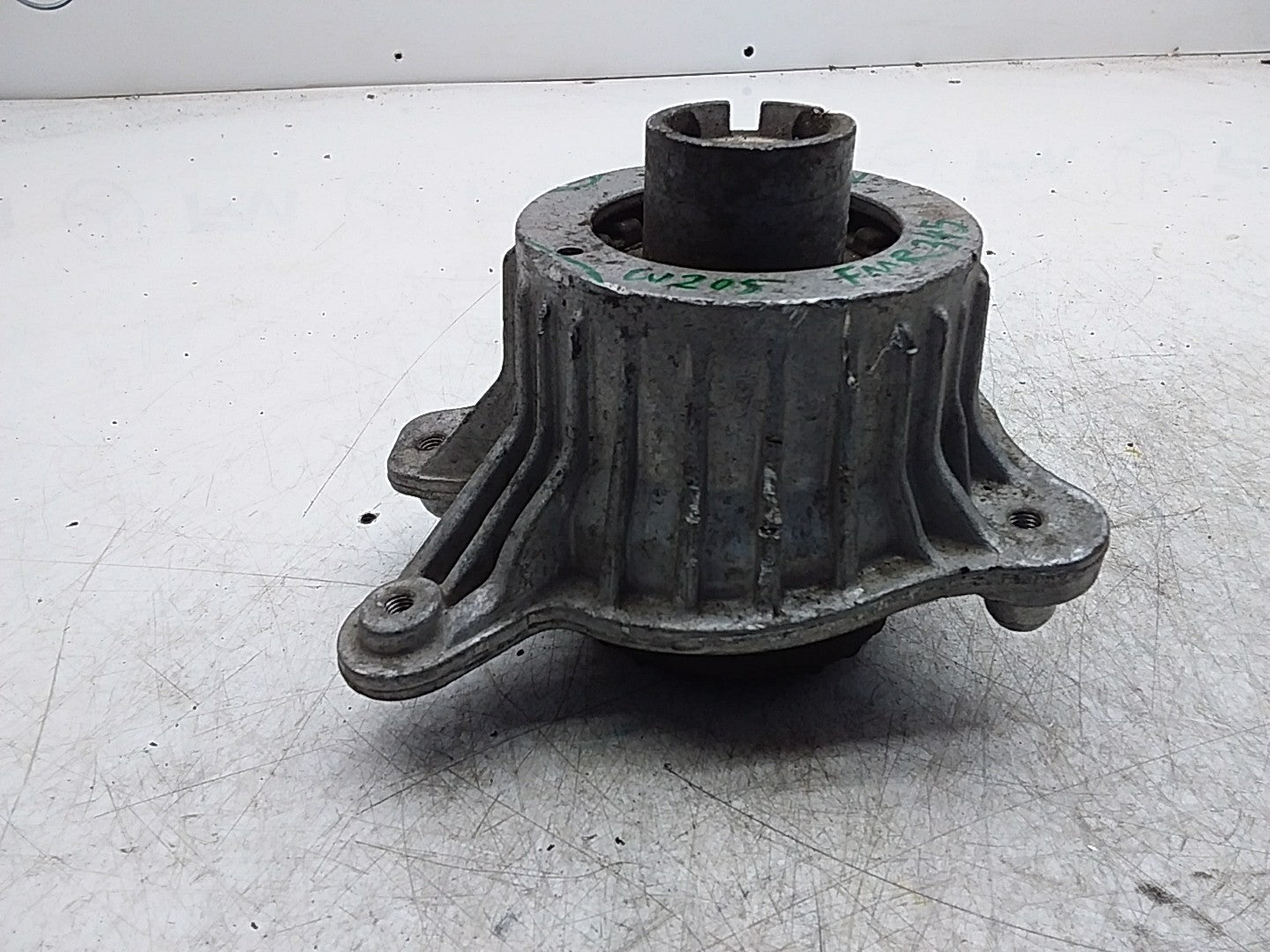 MERCEDES BENZ  C-CLASS  W205  ENGINE MOUNT LEFT NS A2052406617 FMR345