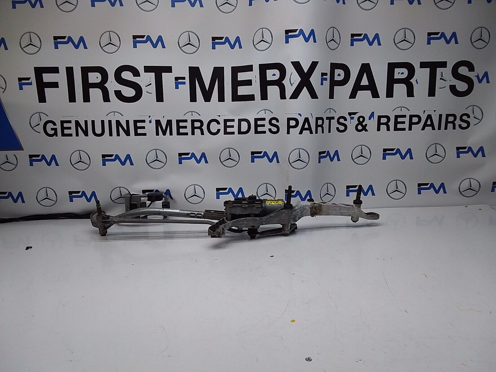 MERCEDES C-CLASS WIPER MOTOR & LINKAGE FRONT A2048201140 W204 2010-2015 FM00204