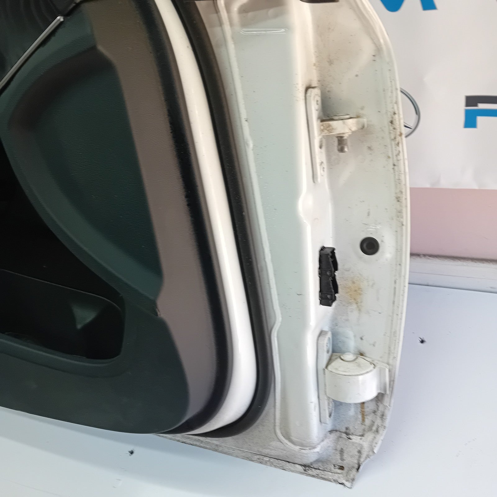 MERCEDES BENZ C-CLASS  W205 PASSENGER SIDE FRONT DOOR ( NEAR SIDE FRONT ) FM04