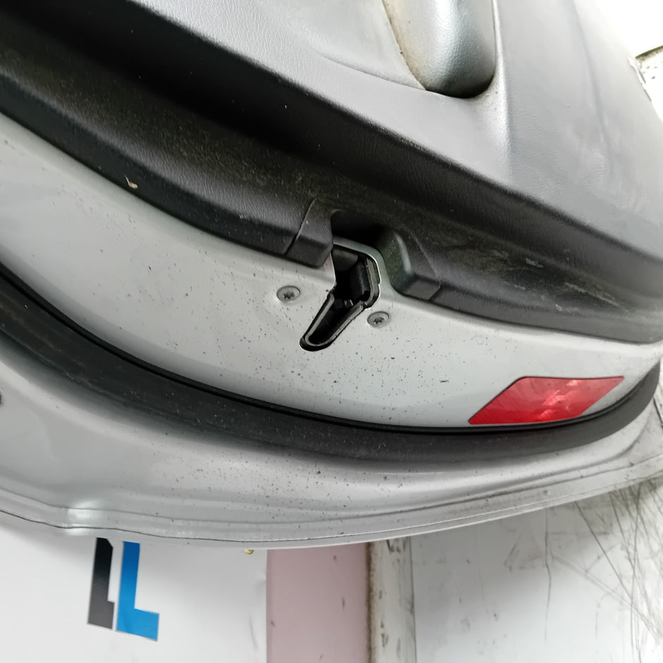 MERCEDES C-CLASS W204 PASSENGER FRONT DOOR NSF 2008-14 SILVER COMPLETE FMD409