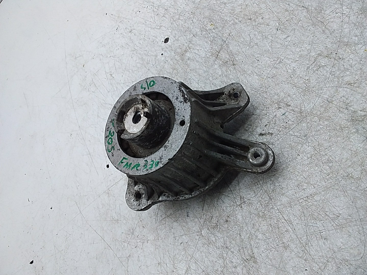 MERCEDES BENZ  C-CLASS W205  ENGINE MOUNT RIGHT OS A2052406517 FMR330