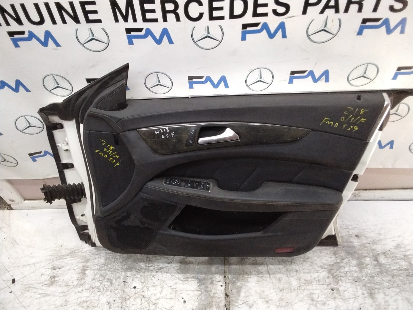MERCEDES BENZ CLS W218  DRIVER FRONT DOOR OSF WHITE 2011-18 FMD539