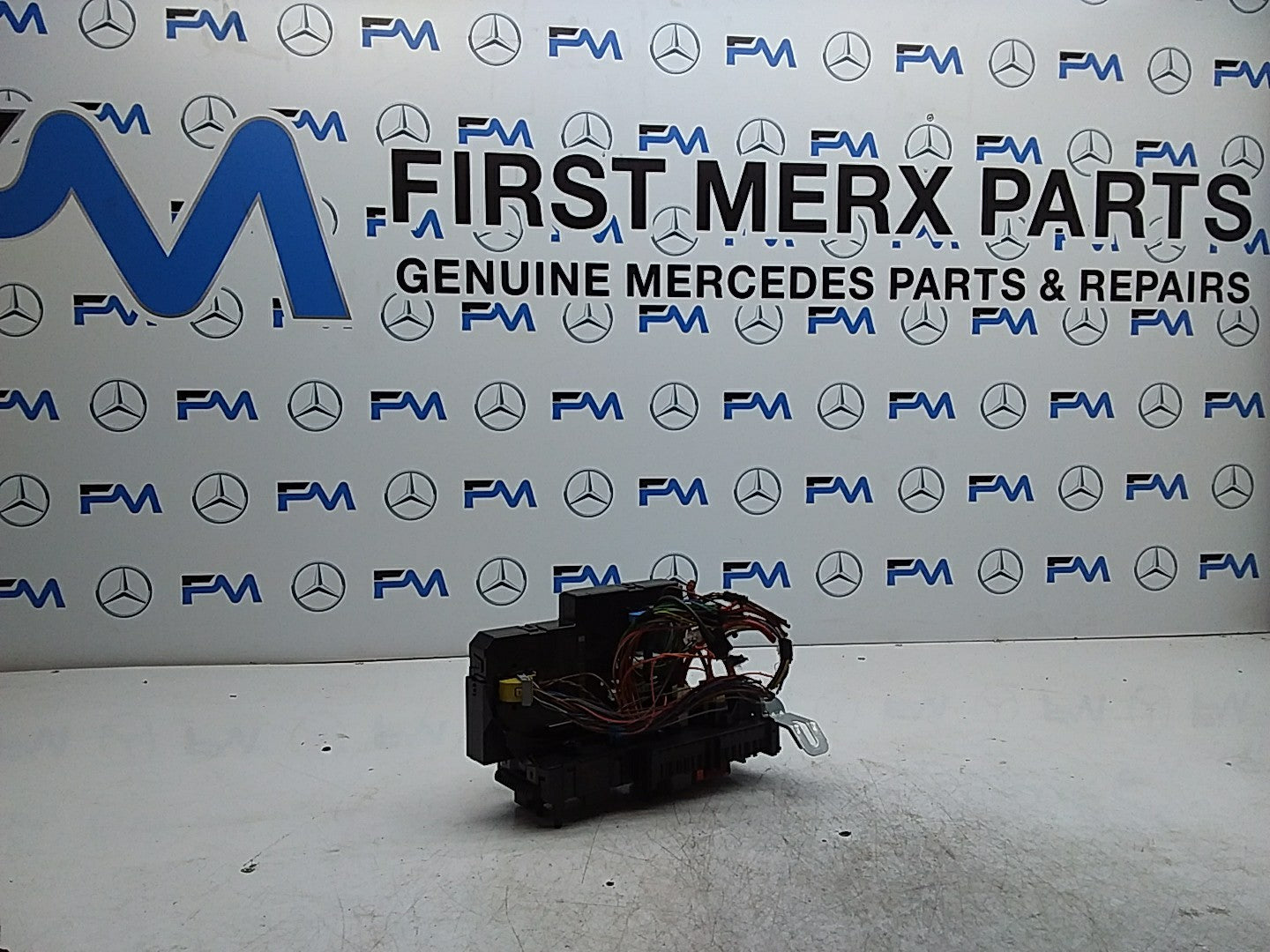 MERCEDES BENZ  E-CLASS W212  FUSE BOX RELAY BOX A2129009522 FMR481