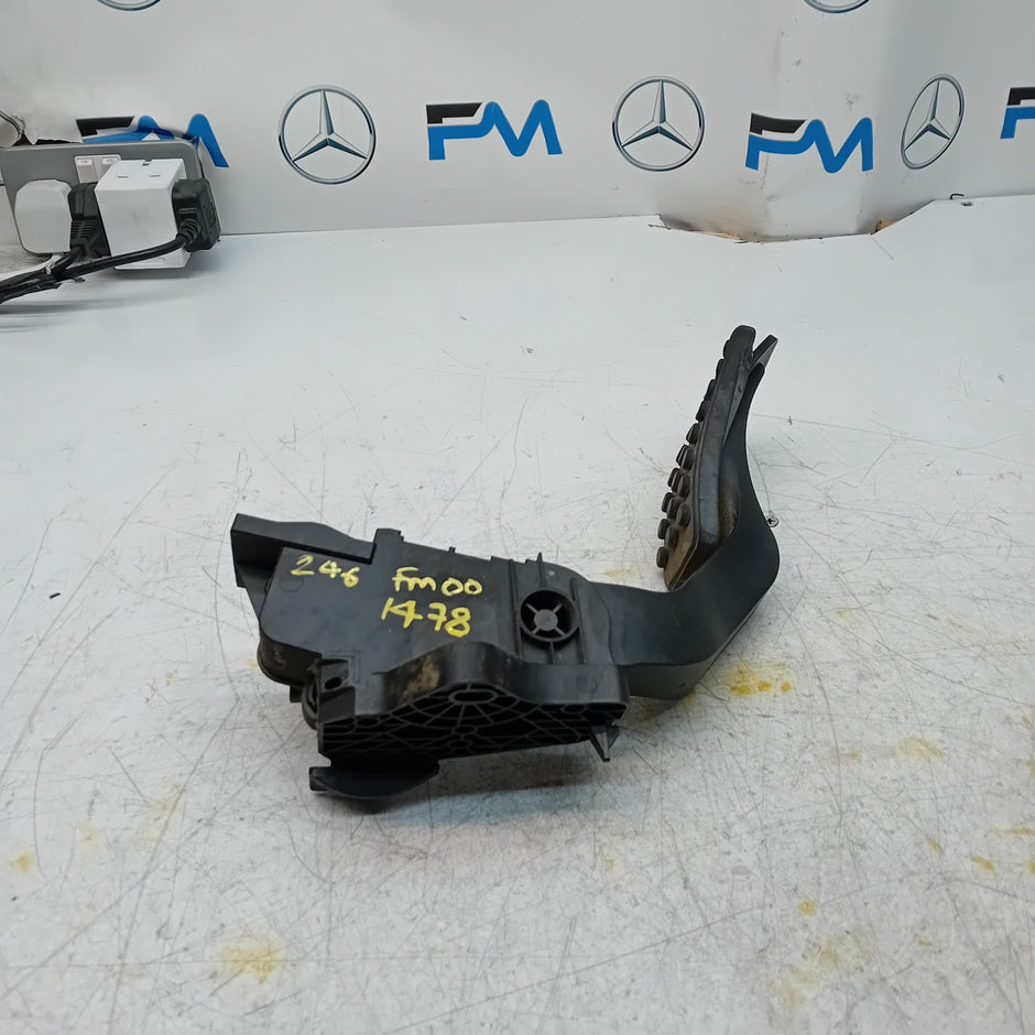 MERCEDES BENZ  B-CLASS W246 THROTTLE ACCELERATOR A2463001904 2015  FM001478