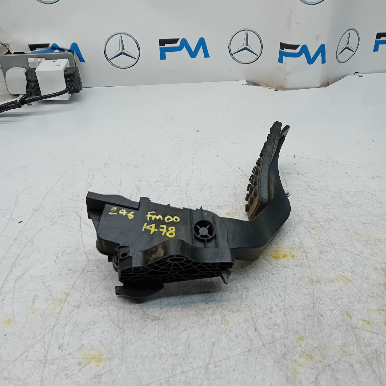 MERCEDES BENZ  B-CLASS W246 THROTTLE ACCELERATOR A2463001904 2015  FM001478