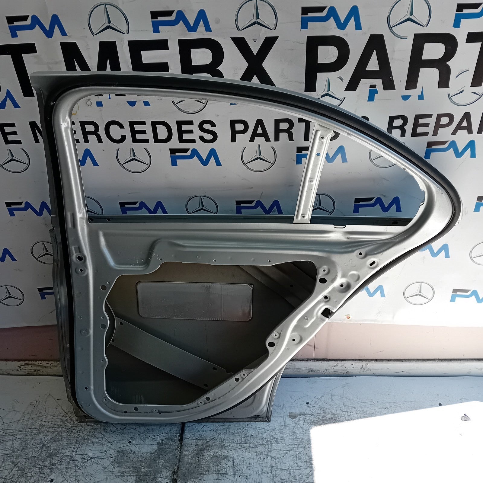 MERCEDES C-CLASS W205 SLN DRIVER REAR DOOR OSR SILVER 2014 ON FMD451