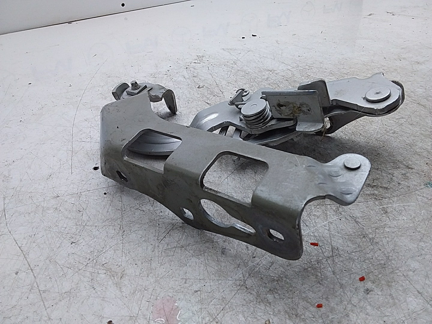 MERCEDES BENZ  C-CLASS W205 BONNET HINGE RIGHT DRIVER SIDE A2058800928 FMR476