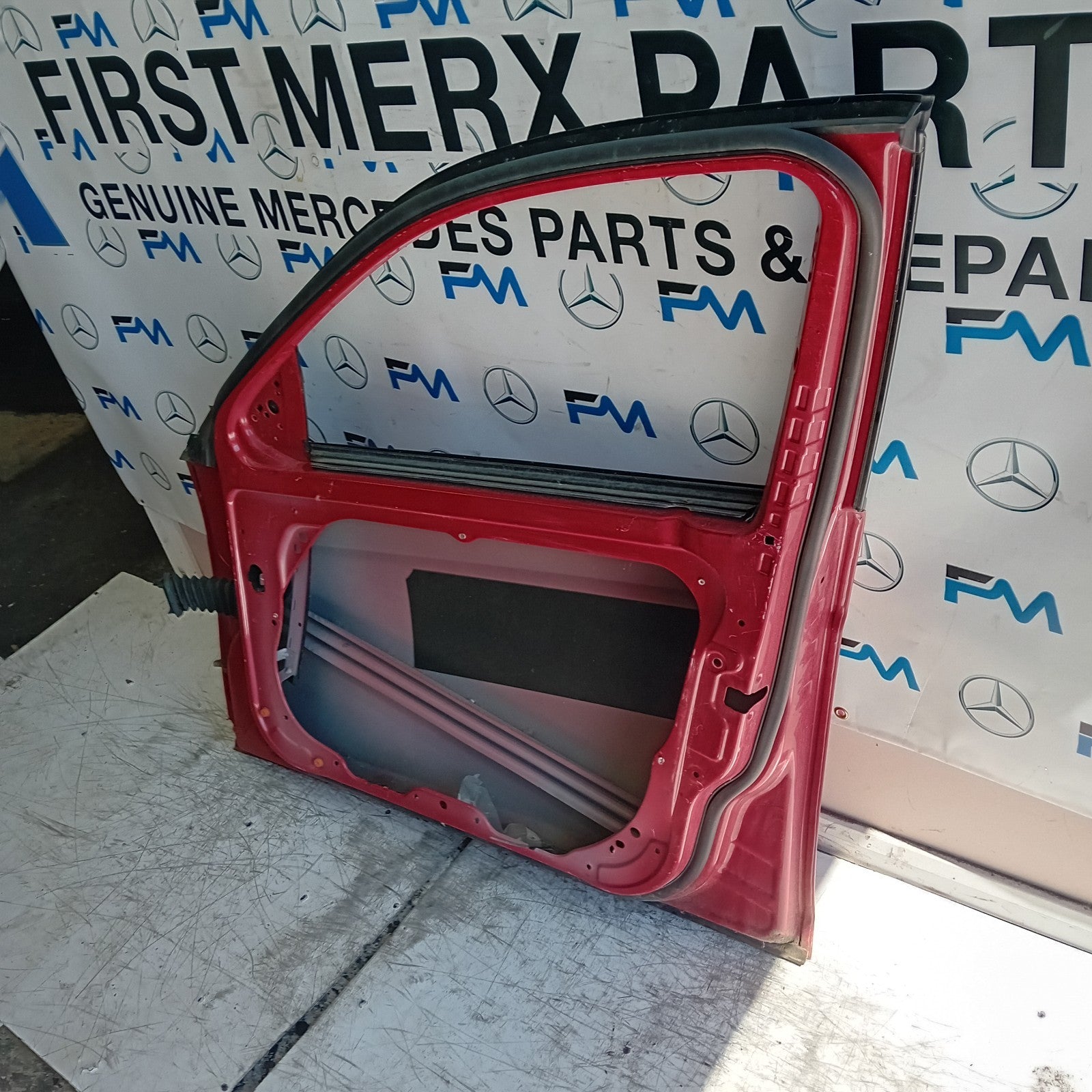 MERCEDES C-CLASS W204 SLN DRIVER FRONT DOOR OSF RED 2008-14 FMD456