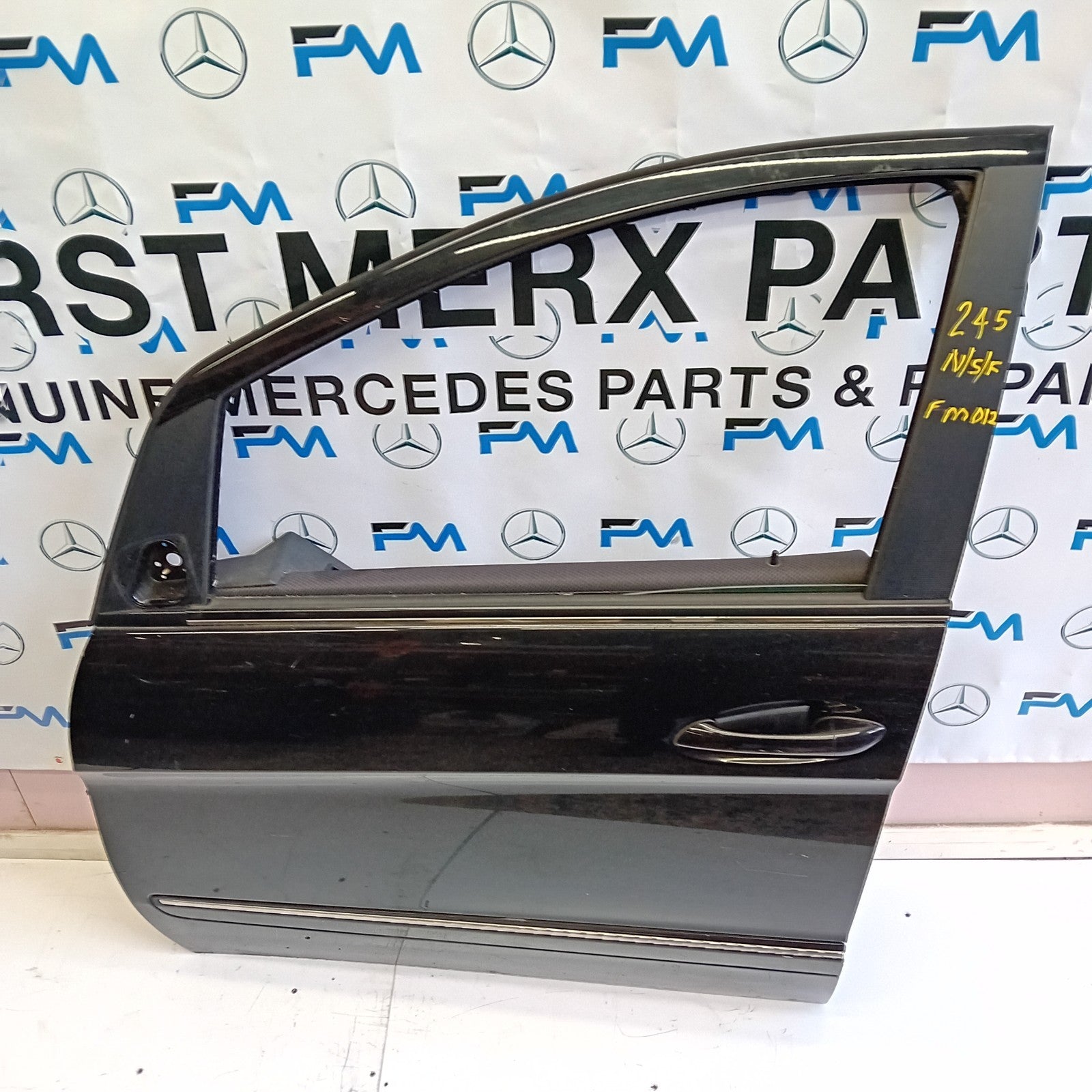MERCEDES BENZ B-CLASS W245 PASSENGER SIDE FRONT DOOR ( NEAR SIDE FRONT ) FM012