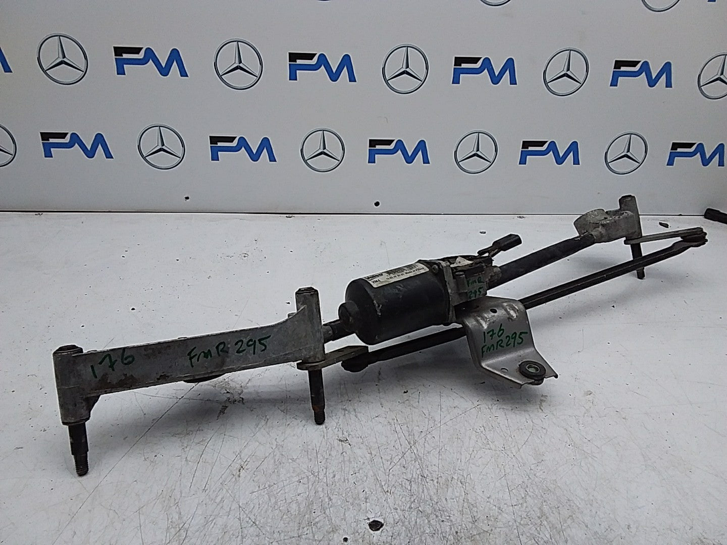 MERCEDES A-CLS W176 WIPER MOTOR AND LINKAGE A1769061900 FMR295