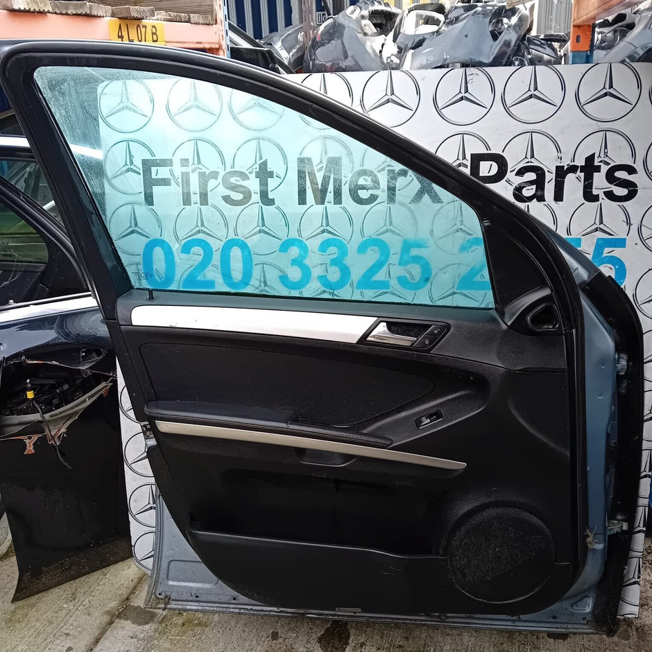 MERCEDES BENZ ML  W164  PASSENGER SIDE REAR DOOR ( NEAR SIDE REAR )