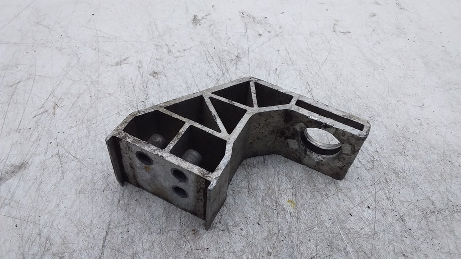 MERCEDES BENZ  C-CLASS  RADIATOR MOUNT BRACKET RIGHT SIDE   FMR400