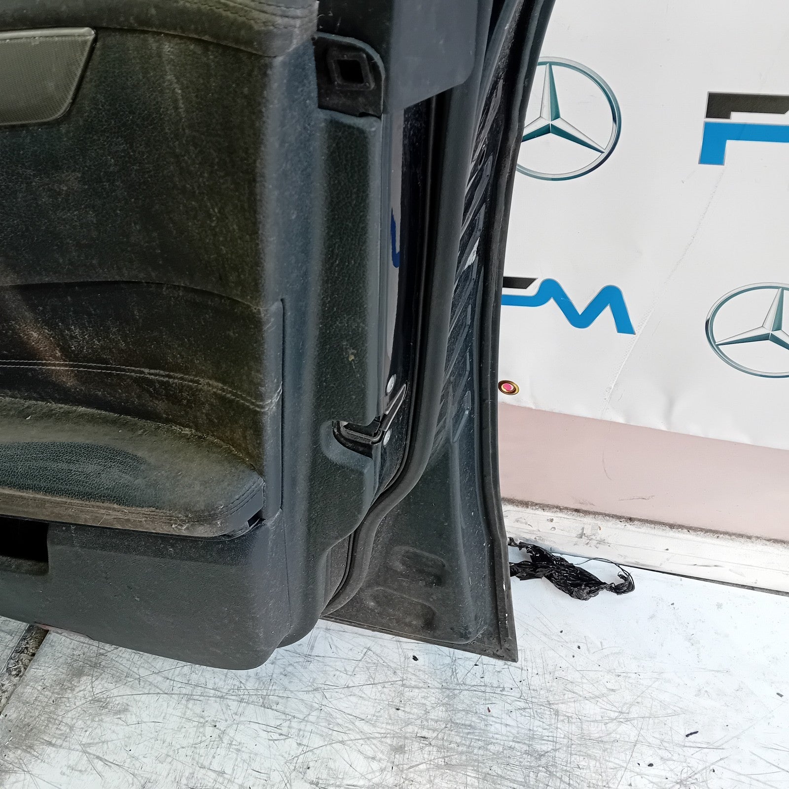 MERCEDES E-CLASS W212 SLN DRIVER FRONT DOOR OSF 2009-16 BLACK COMPLETE FMD361