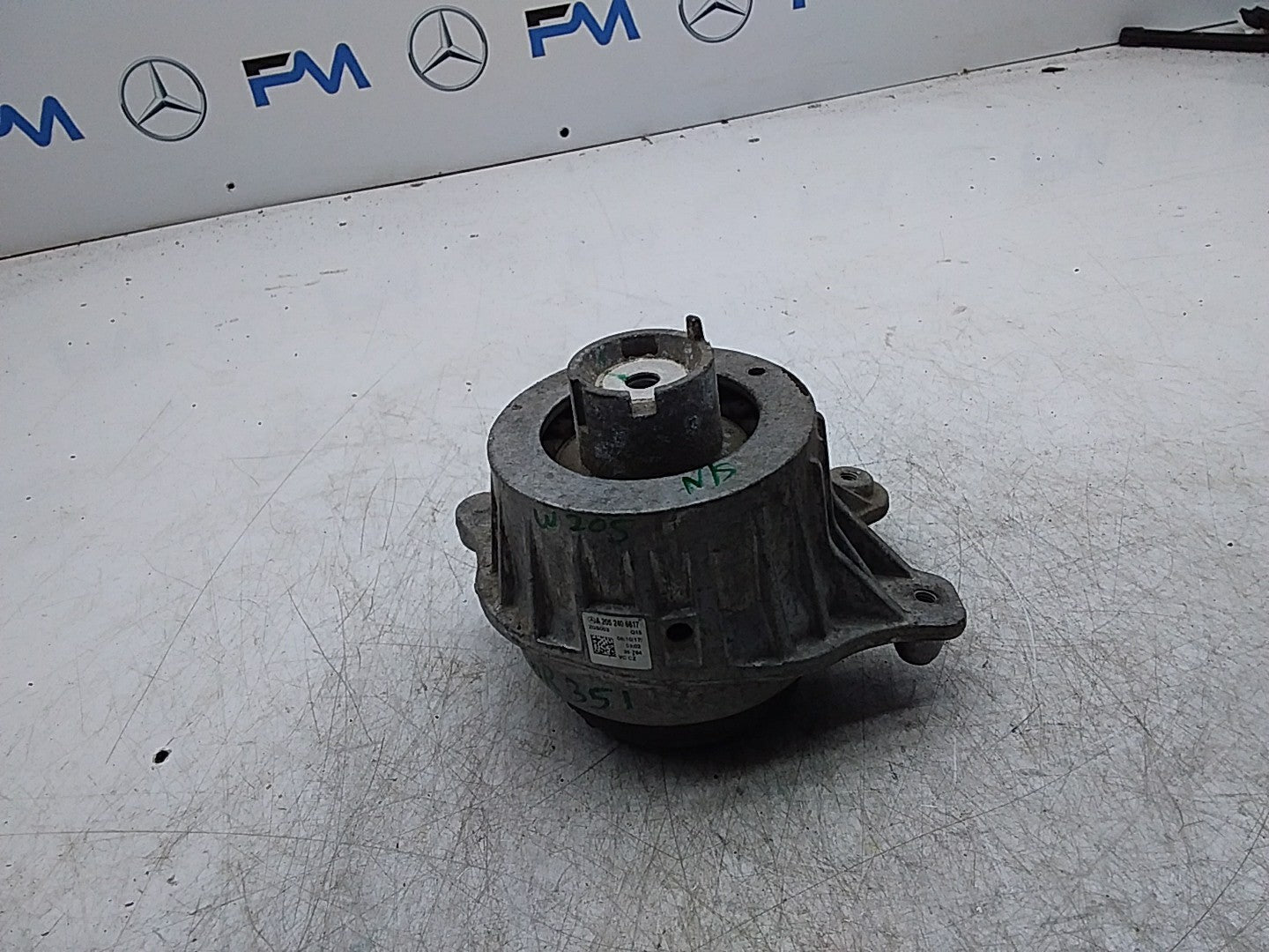 MERCEDES BENZ  C-CLASS  W205  ENGINE MOUNT LEFT NS A2052406617 FMR351