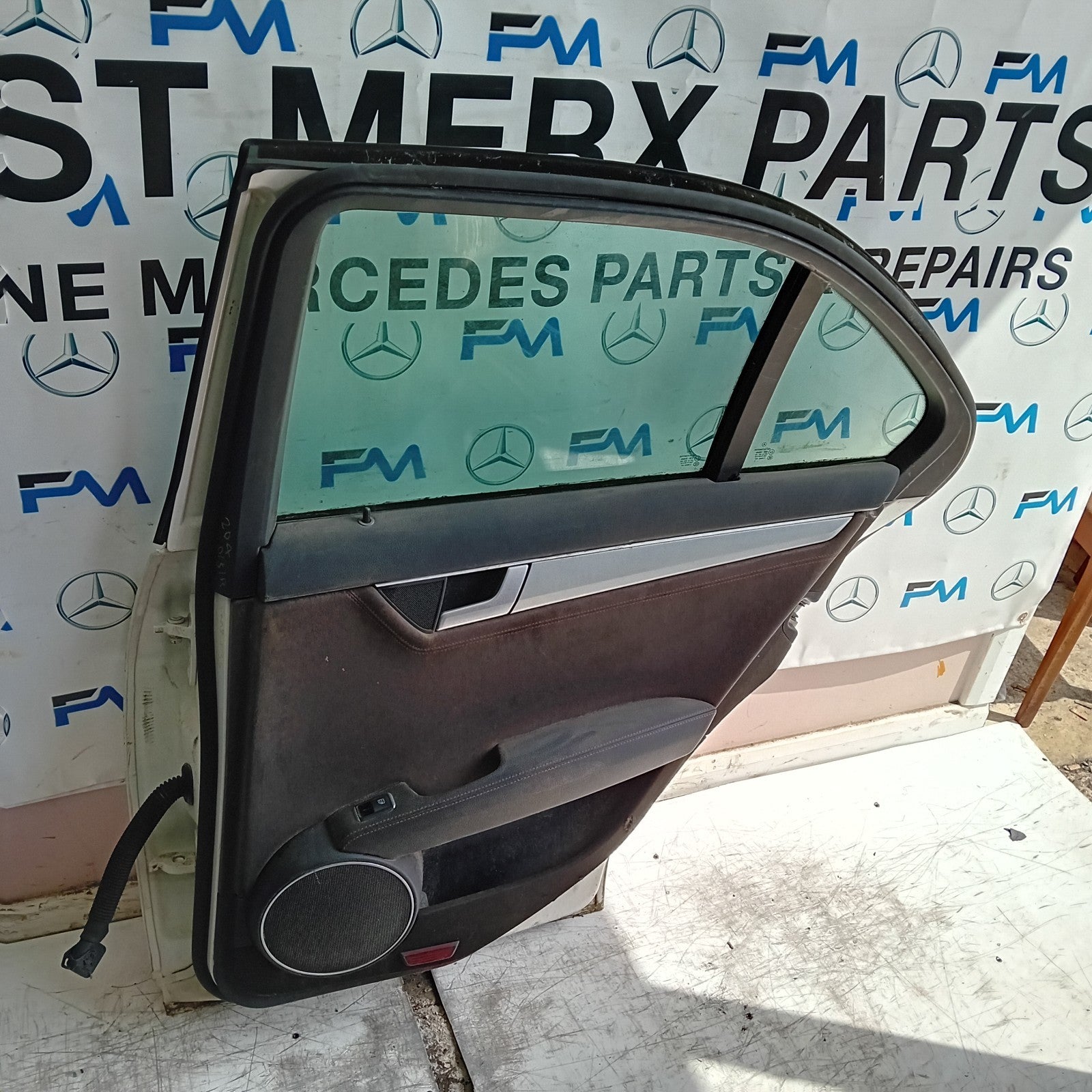 MERCEDES C-CLASS W204 SLN DRIVER REAR DOOR OSR WHITE COMPLETE 2009-2014 FMD436