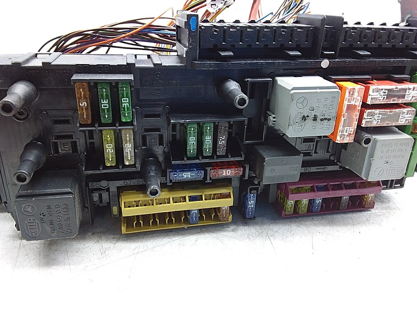MERCEDES BENZ  E-CLASS W212  FUSE BOX RELAY BOX A2129009522 FMR481