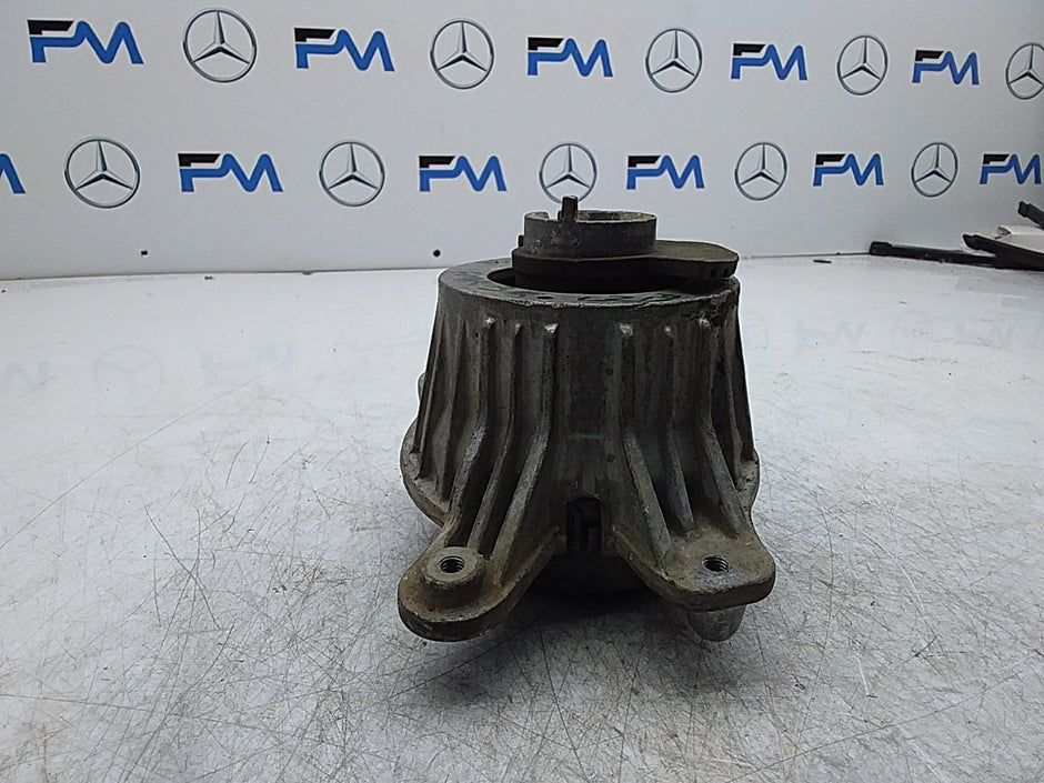 MERCEDES BENZ  E-CLASS W213  ENGINE MOUNT RIGHT A2132400600 FMR316