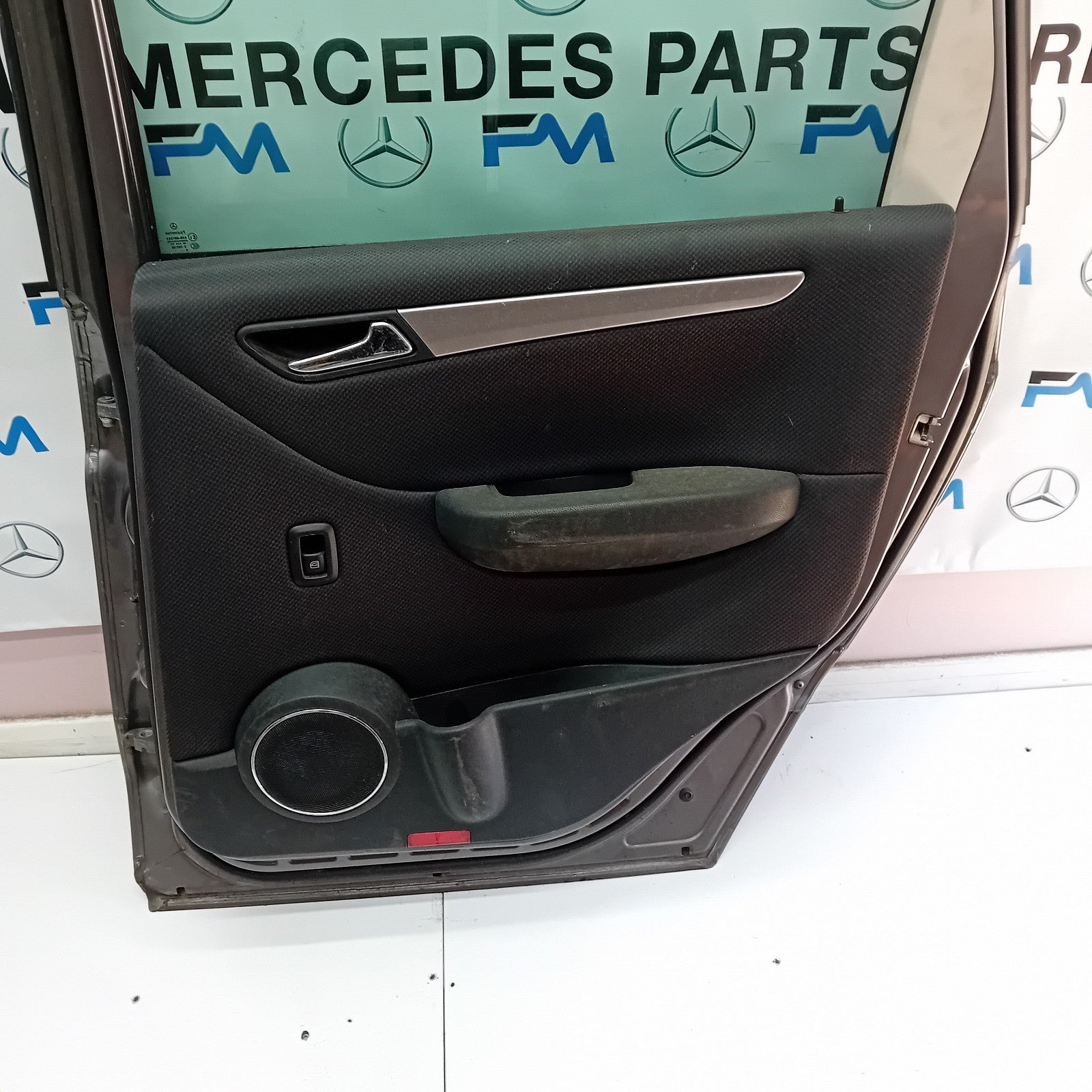 MERCEDES BENZ B-CLASS  W245  DRIVER SIDE REAR DOOR ( OFF SIDE REAR ) FM02