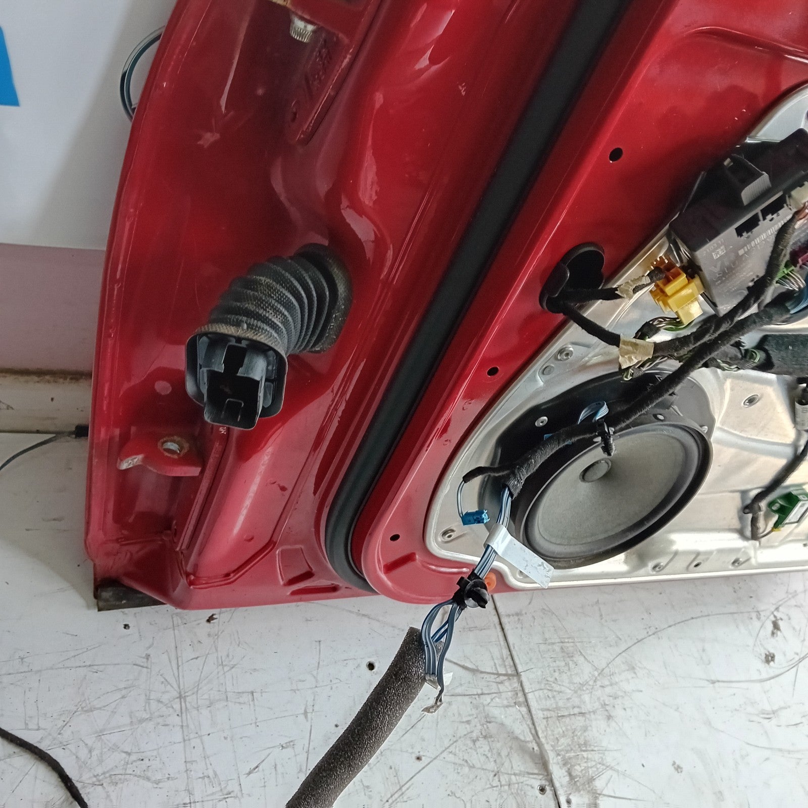 MERCEDES-BENZ C-CLASS W204 DRIVER SIDE FRONT DOOR O/S/F COMPLETE RED FMD50