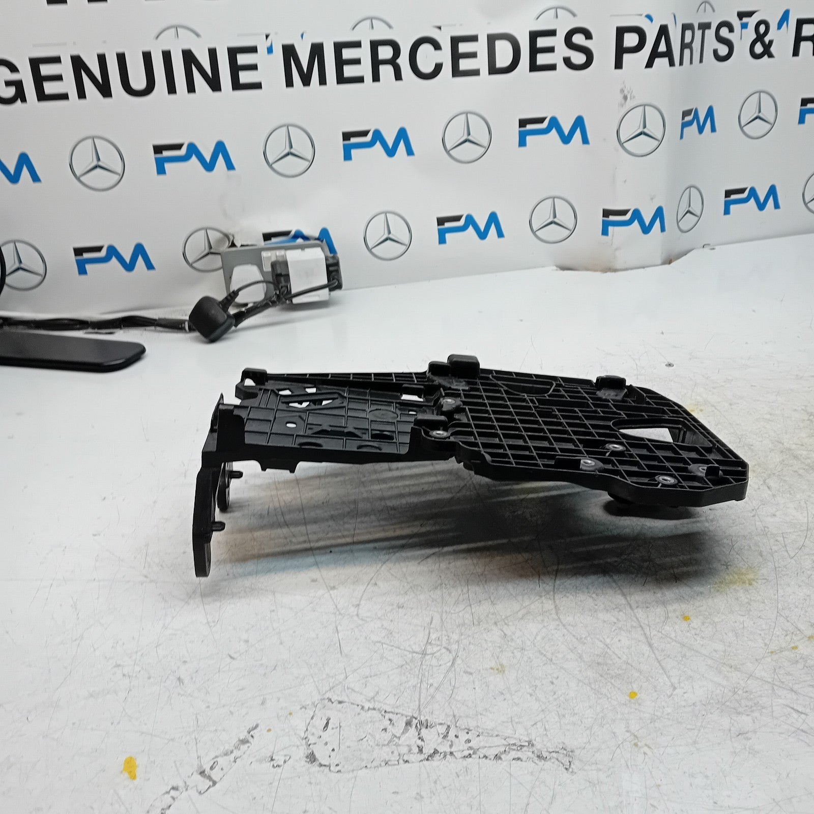 MERCEDES C-CLASS W206 PARKING SENSOR CONTROL UNIT HOLDER A2065451000 FM001469