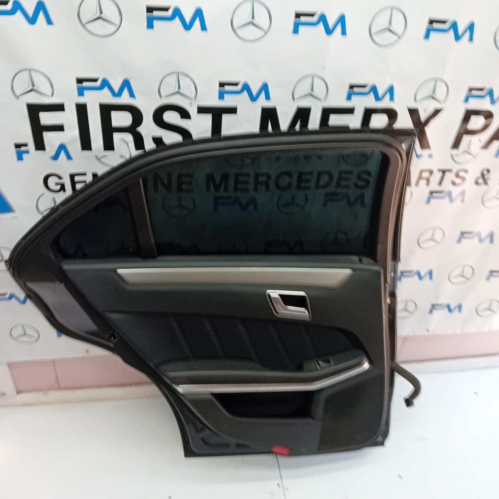 MERCEDES BENZ E-CLASS  W212 PASSENGER SIDE REAR DOOR ( NEAR SIDE REAR ) FM06