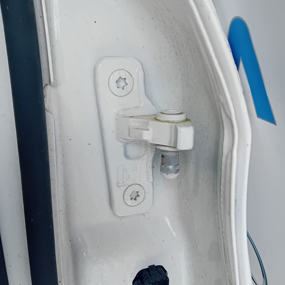 MERCEDES BENZ C-CLASS W205 PASSENGER SIDE REAR DOOR N/S/R WHITE  COMPLETE FMD149