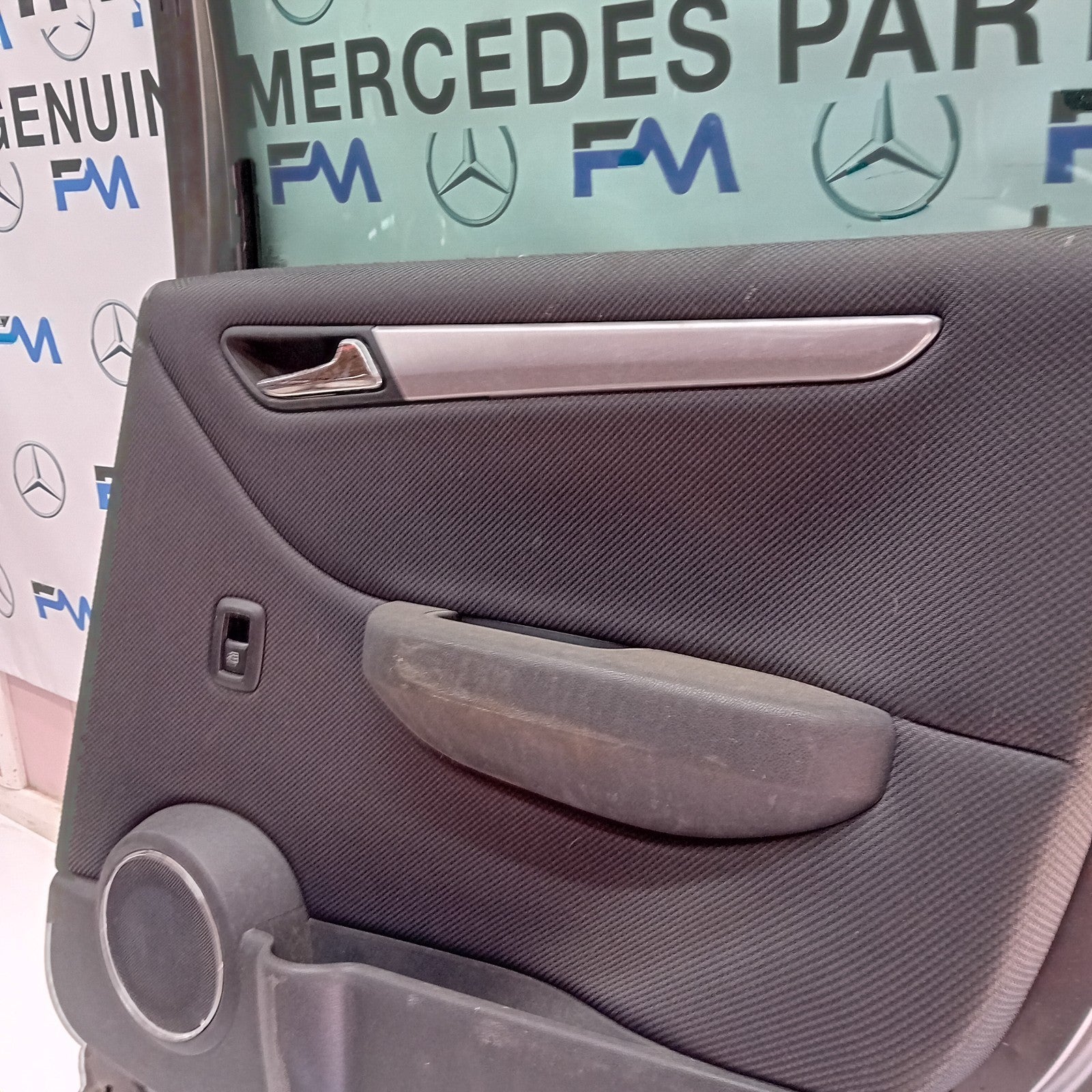 MERCEDES BENZ B-CLASS  W245  DRIVER SIDE REAR DOOR ( OFF SIDE REAR ) FM02