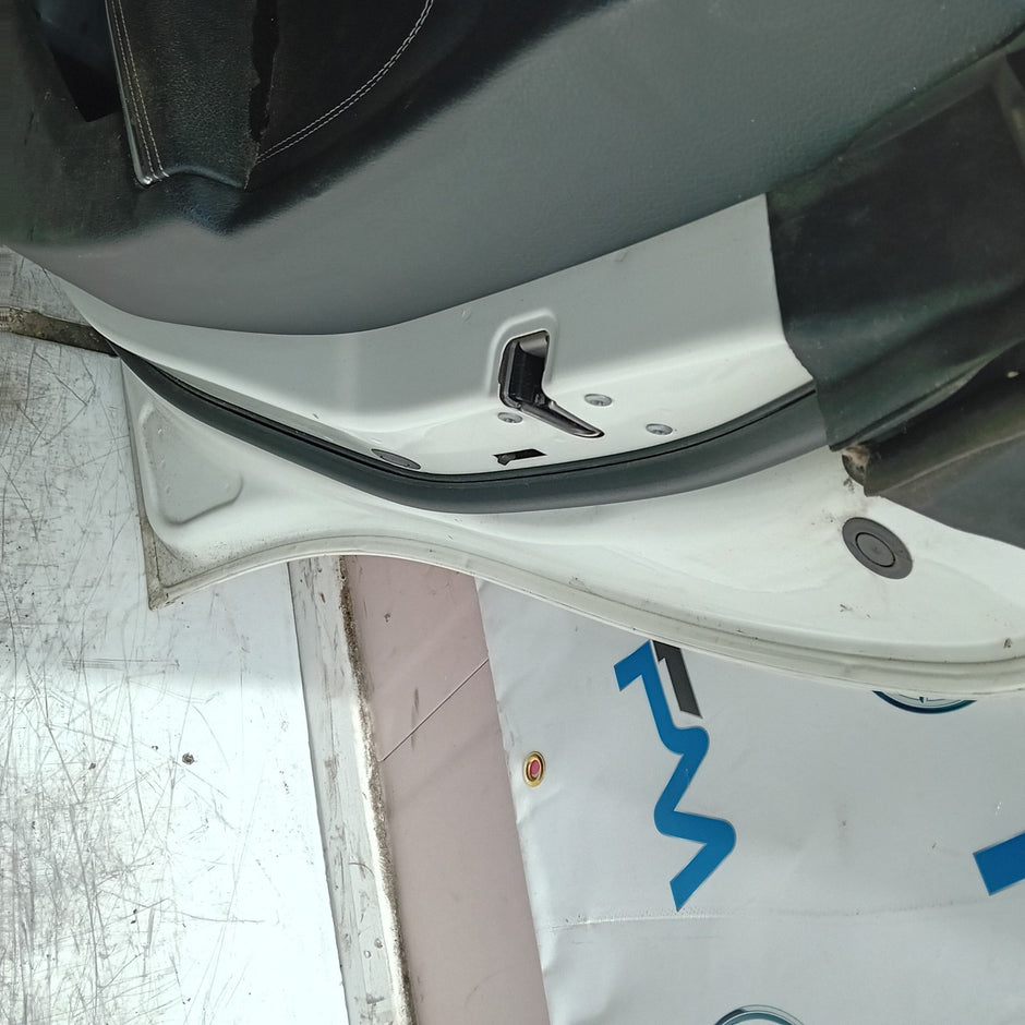 MEECEDS BENZ CLA W117 DRIVER FRONT DOOR OSF WHITE  2013-19 COMPLETE FMD399