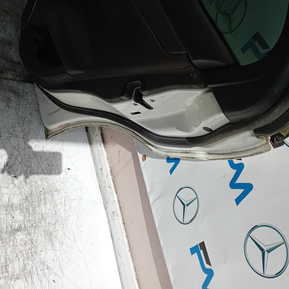 MERCEDES C-CLASS W204 SLN DRIVER REAR DOOR OSR WHITE COMPLETE 2009-2014 FMD436