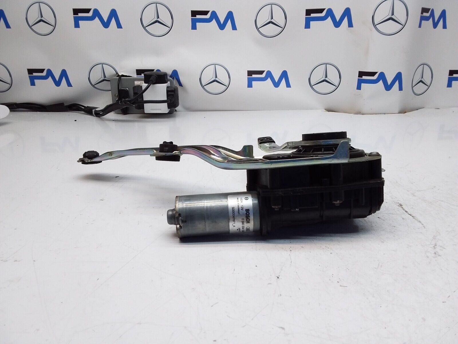 Mercedes C-CLASS W205 TAILGATE LIFT SOFT CLOSE 0390204 124 FM00597 