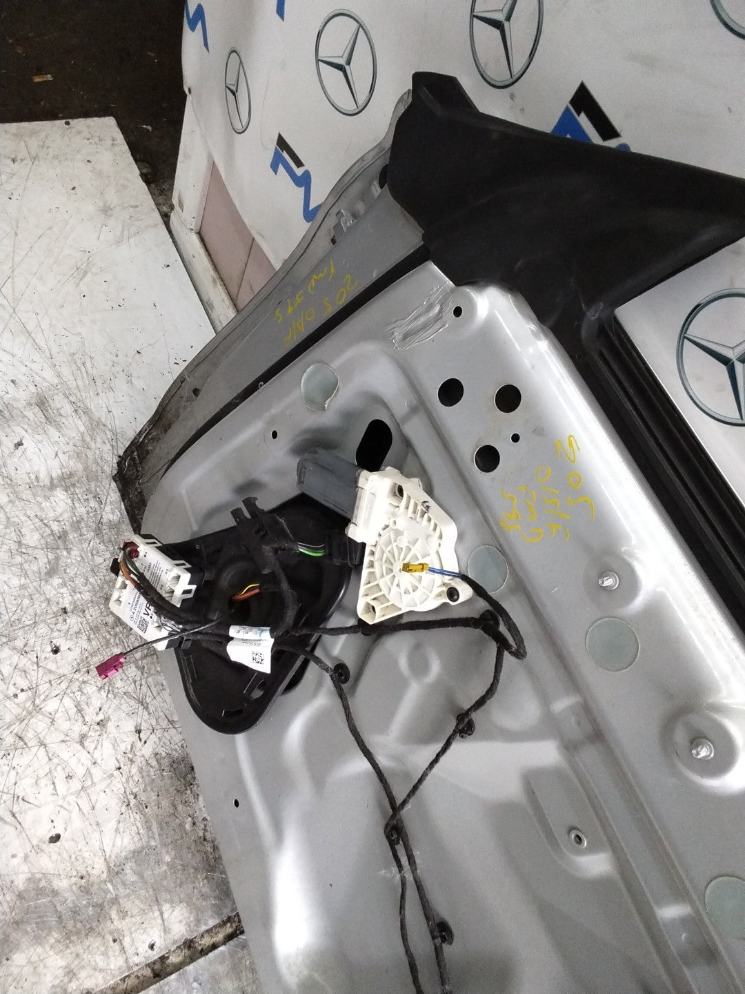 MERCEDES BENZ  C-CLS W205 DRIVER FRONT DOOR OSF SILVER 2014-21  FMD598
