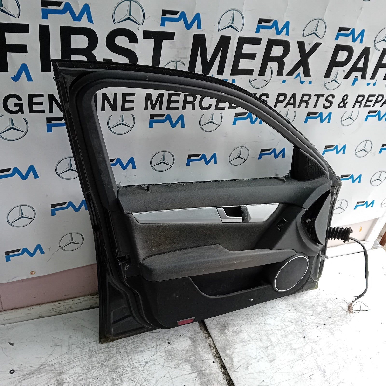 MEECEDS C-CLASS W204 PASSENGER FRONT DOOR NSF BLACK 2008-14 COMPLETE FMD395