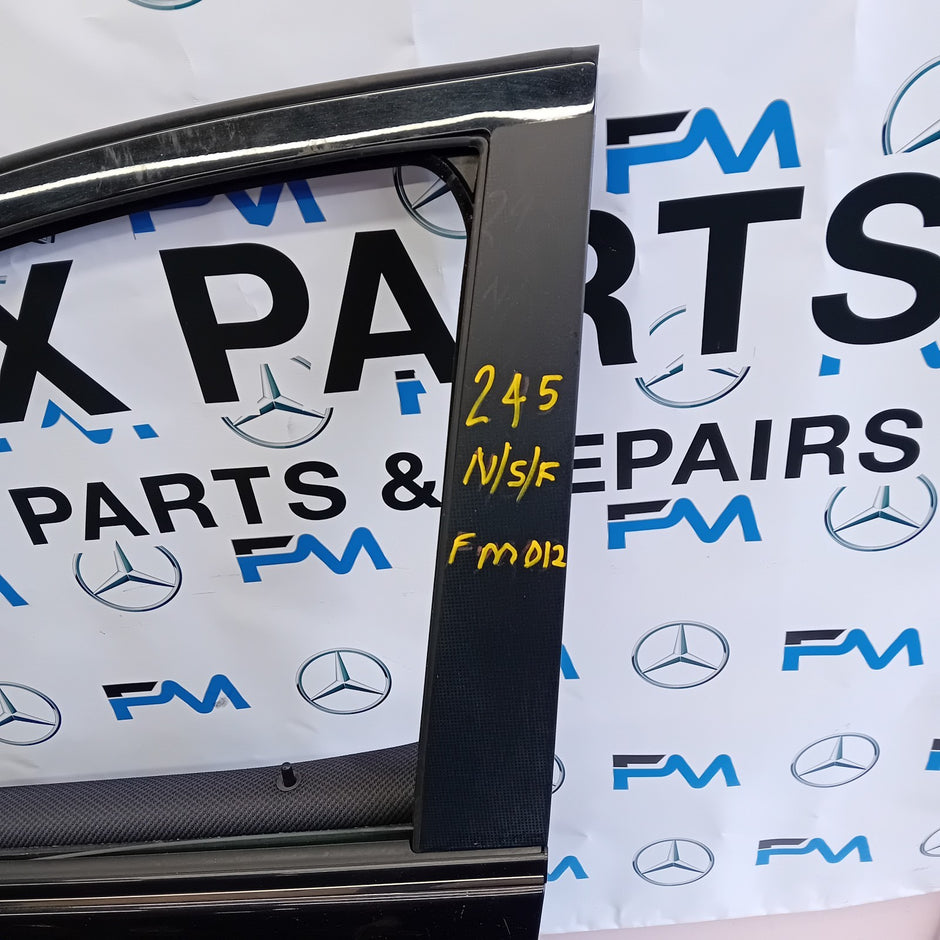MERCEDES BENZ B-CLASS W245 PASSENGER SIDE FRONT DOOR ( NEAR SIDE FRONT ) FM012