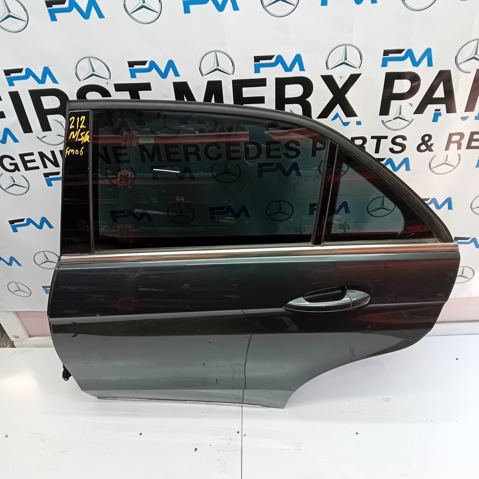 MERCEDES BENZ E-CLASS  W212 PASSENGER SIDE REAR DOOR ( NEAR SIDE REAR ) FM06