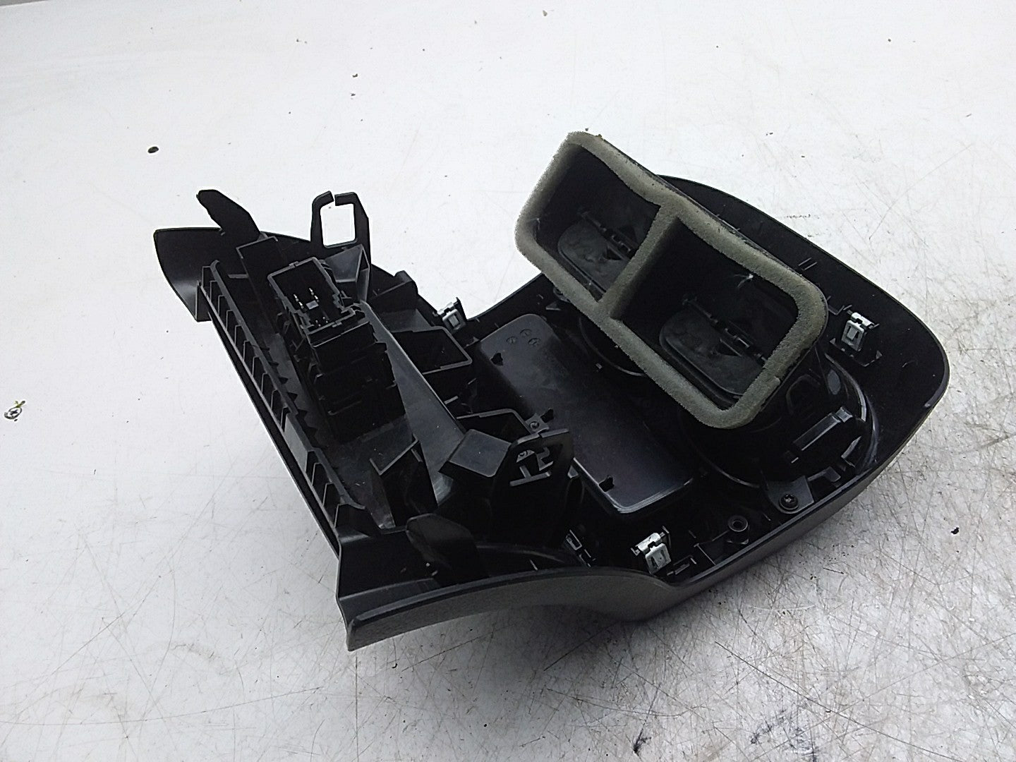 MERCEDES C-CLASS W206 REAR CENTRE AIR VENTS DAMAGED A2066806500 FMR214